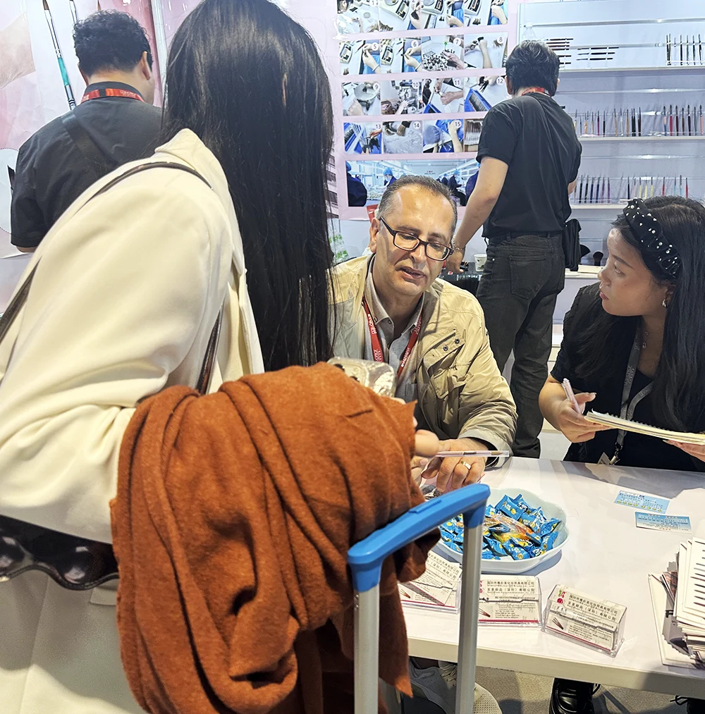Cosmoprof HK 2024, va conèixer molts raspalls d'ungles antics i nous.